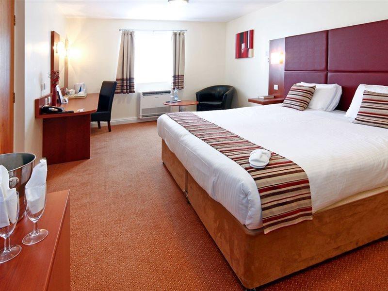 Mercure Swindon East Hotel And Spa エクステリア 写真
